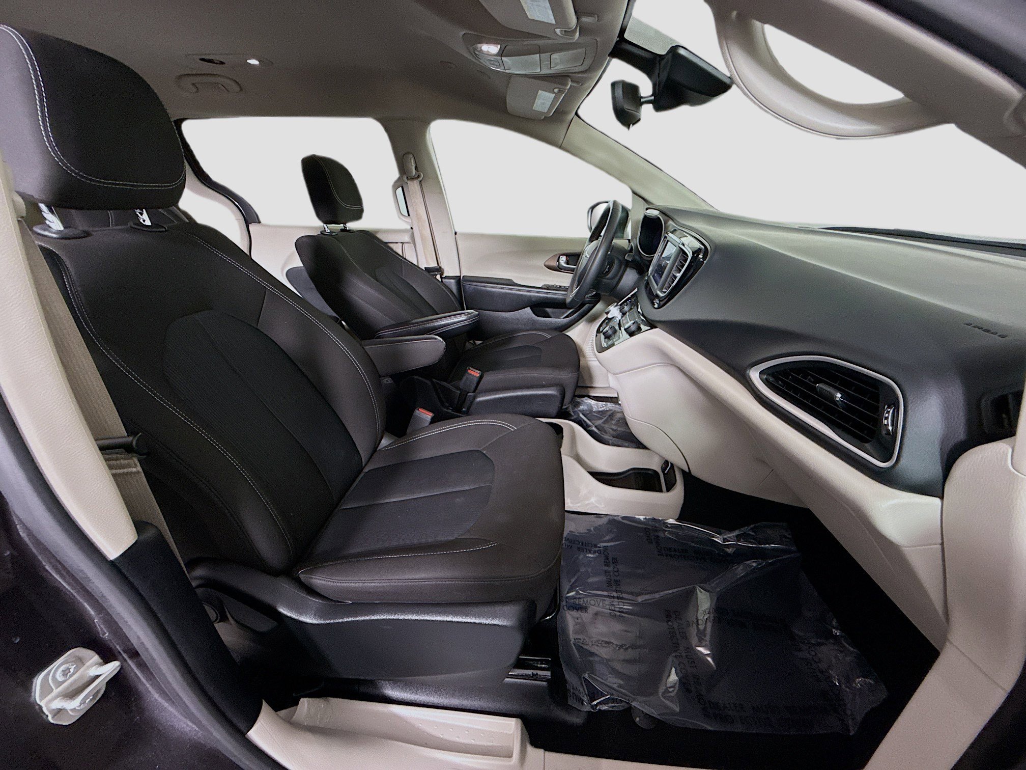 Used 2023 Chrysler Voyager LX image 27