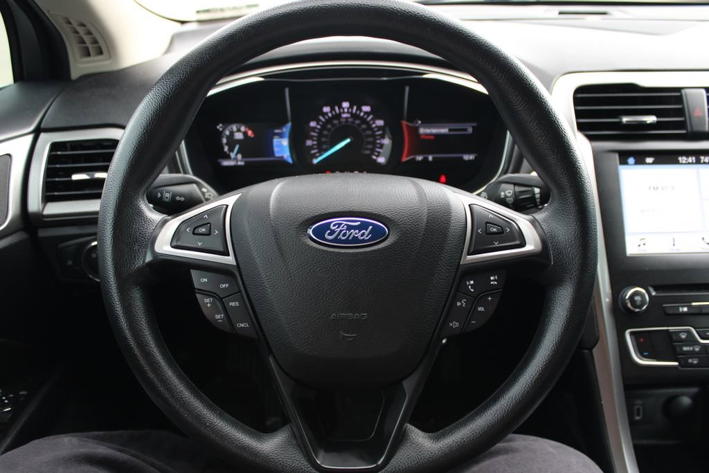 Used 2017 Ford Fusion SE FWD image 17