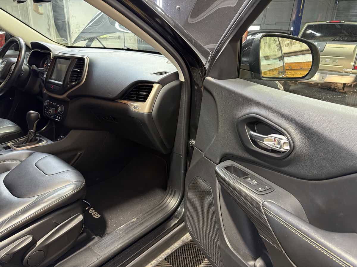 Used 2015 Jeep Cherokee Limited image 26