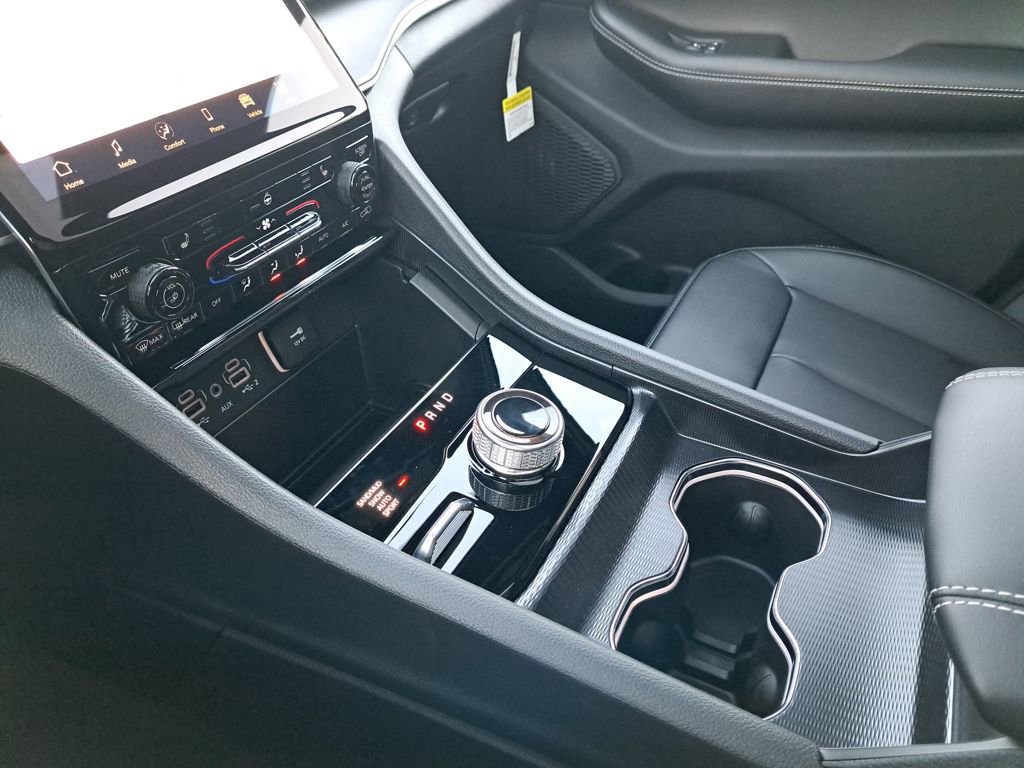 New 2025 Jeep Grand Cherokee Limited w/ MOPAR Finishing Package AWD/4WD image 30