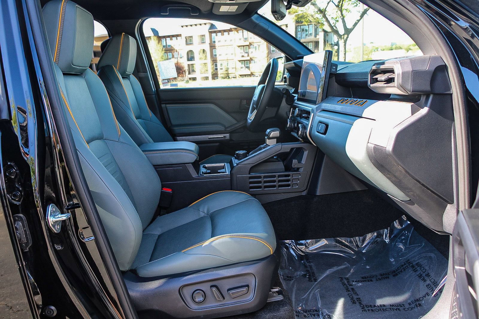 Used 2025 Toyota 4Runner Trailhunter AWD/4WD image 17