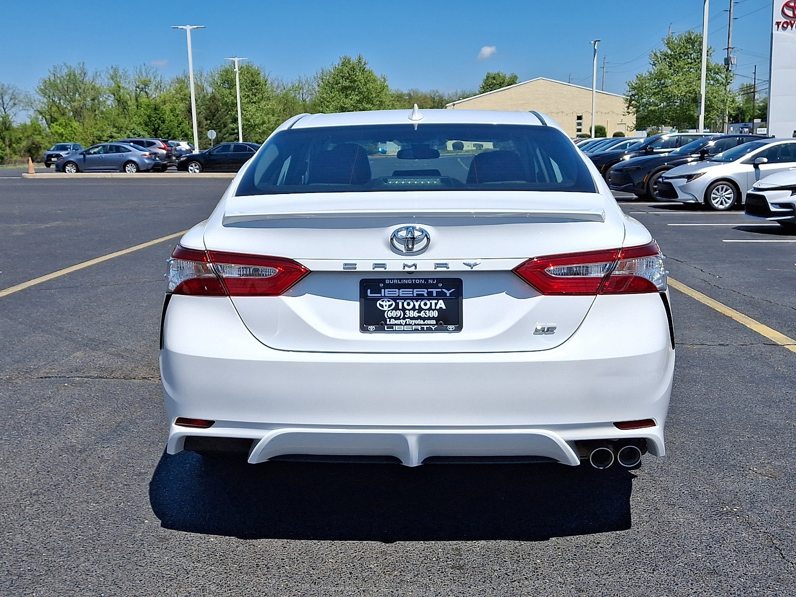 Used 2020 Toyota Camry SE FWD image 5