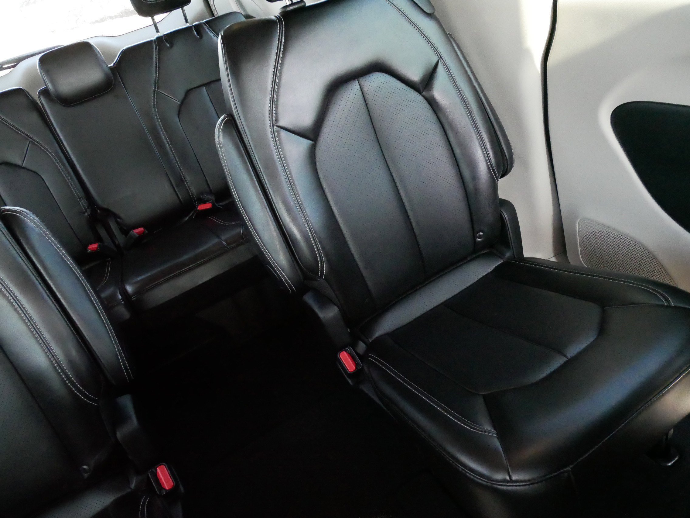 Used 2024 Chrysler Pacifica Touring-L image 14