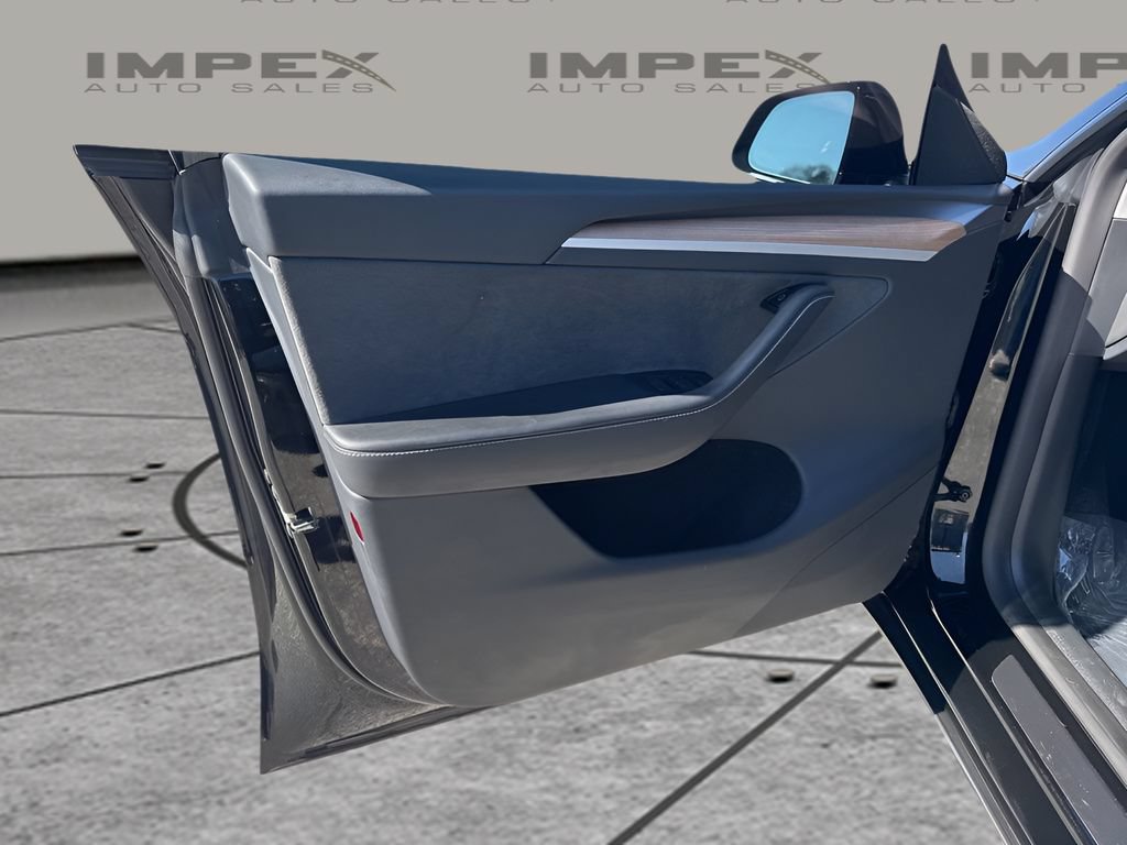 Used 2025 Tesla Model Y Long Range RWD image 28