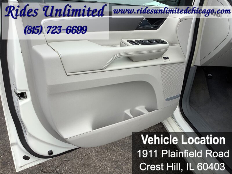 Used 2010 Volkswagen Routan SEL Premium FWD image 17