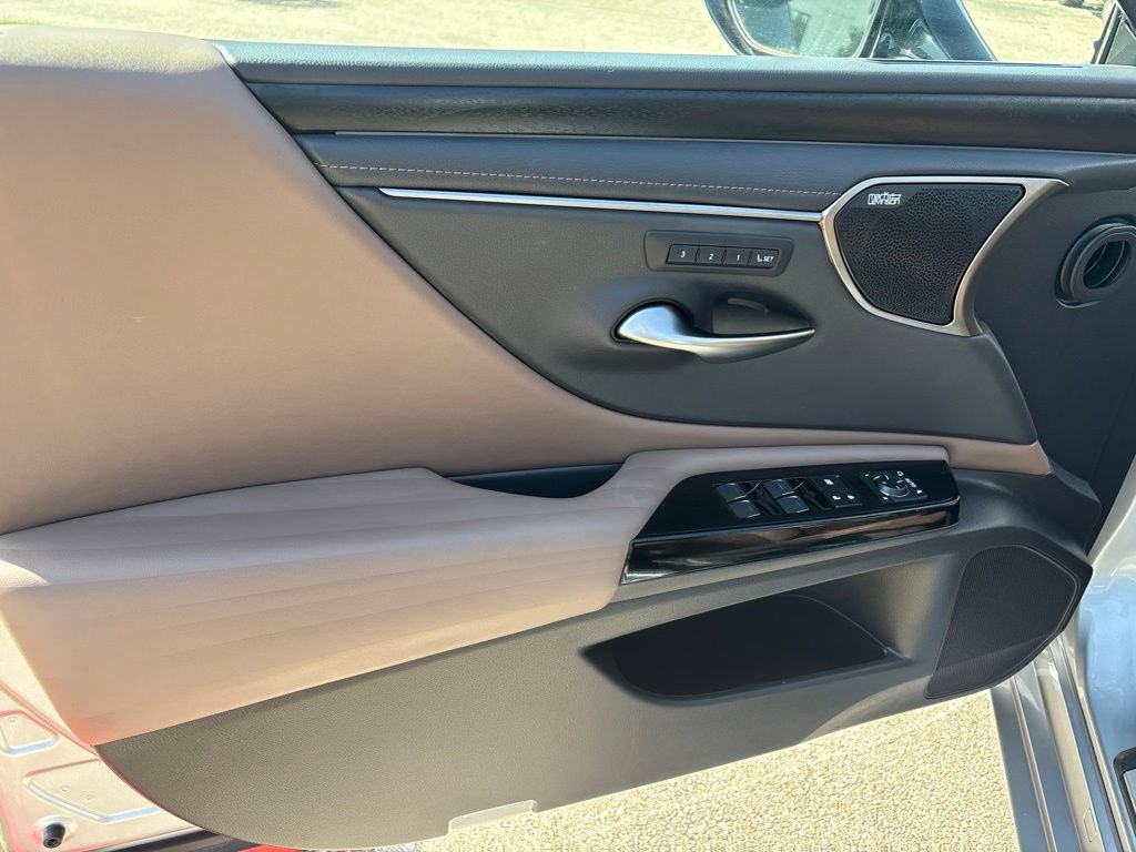 Certified 2022 Lexus ES 300h Ultra Luxury w/ Accessory Package 2 FWD image 12
