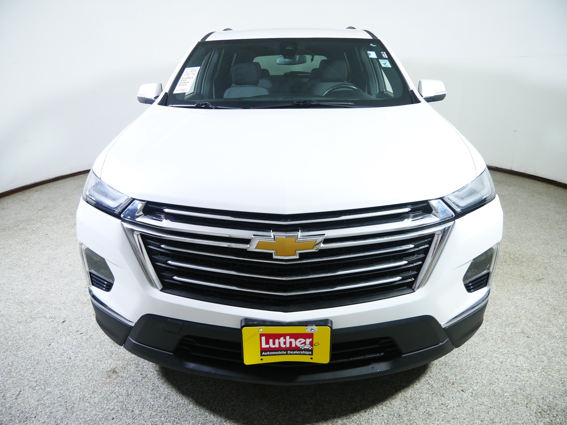 Used 2023 Chevrolet Traverse LT FWD image 2
