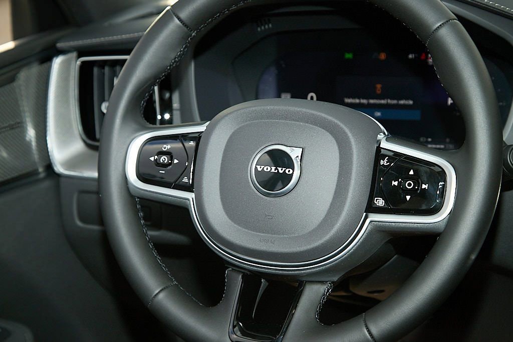 New 2026 Volvo XC60 T8 Ultra w/ Climate Package image 24