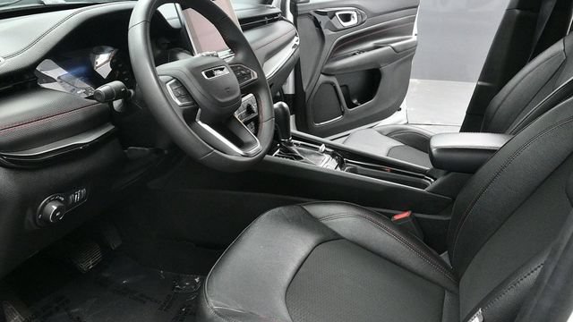 Used 2025 Jeep Compass Trailhawk AWD/4WD image 13