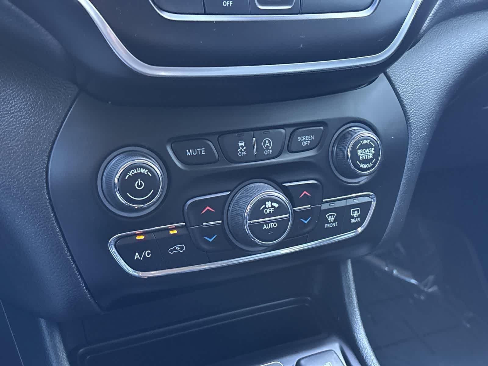 Used 2019 Jeep Cherokee Latitude Plus AWD/4WD image 22