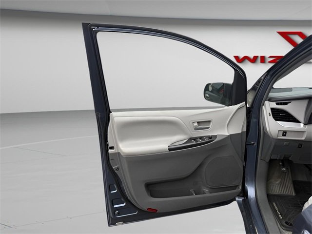 Used 2015 Toyota Sienna LE image 8