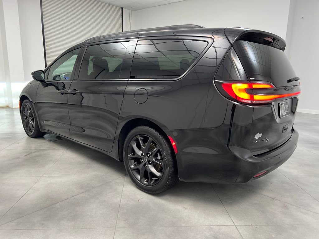 Used 2025 Chrysler Pacifica Limited image 5