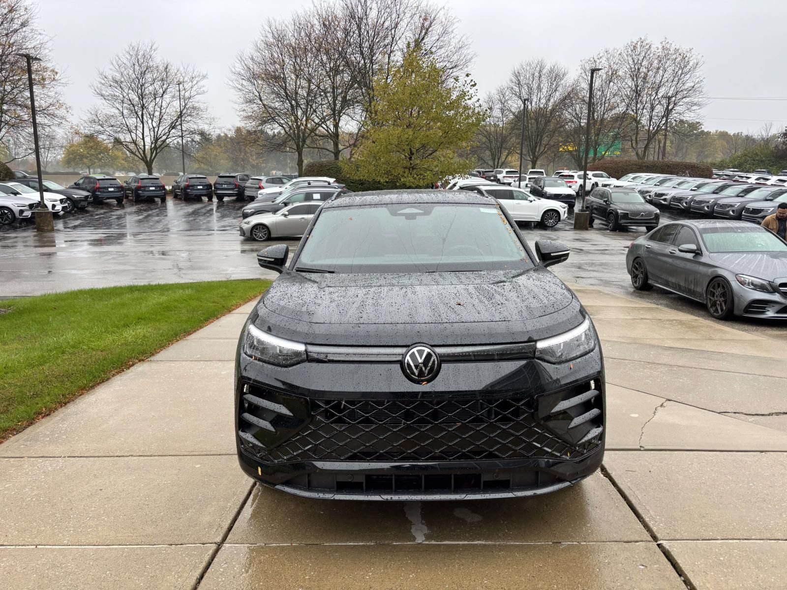Used 2026 Volkswagen Tiguan SE R-Line AWD/4WD image 2