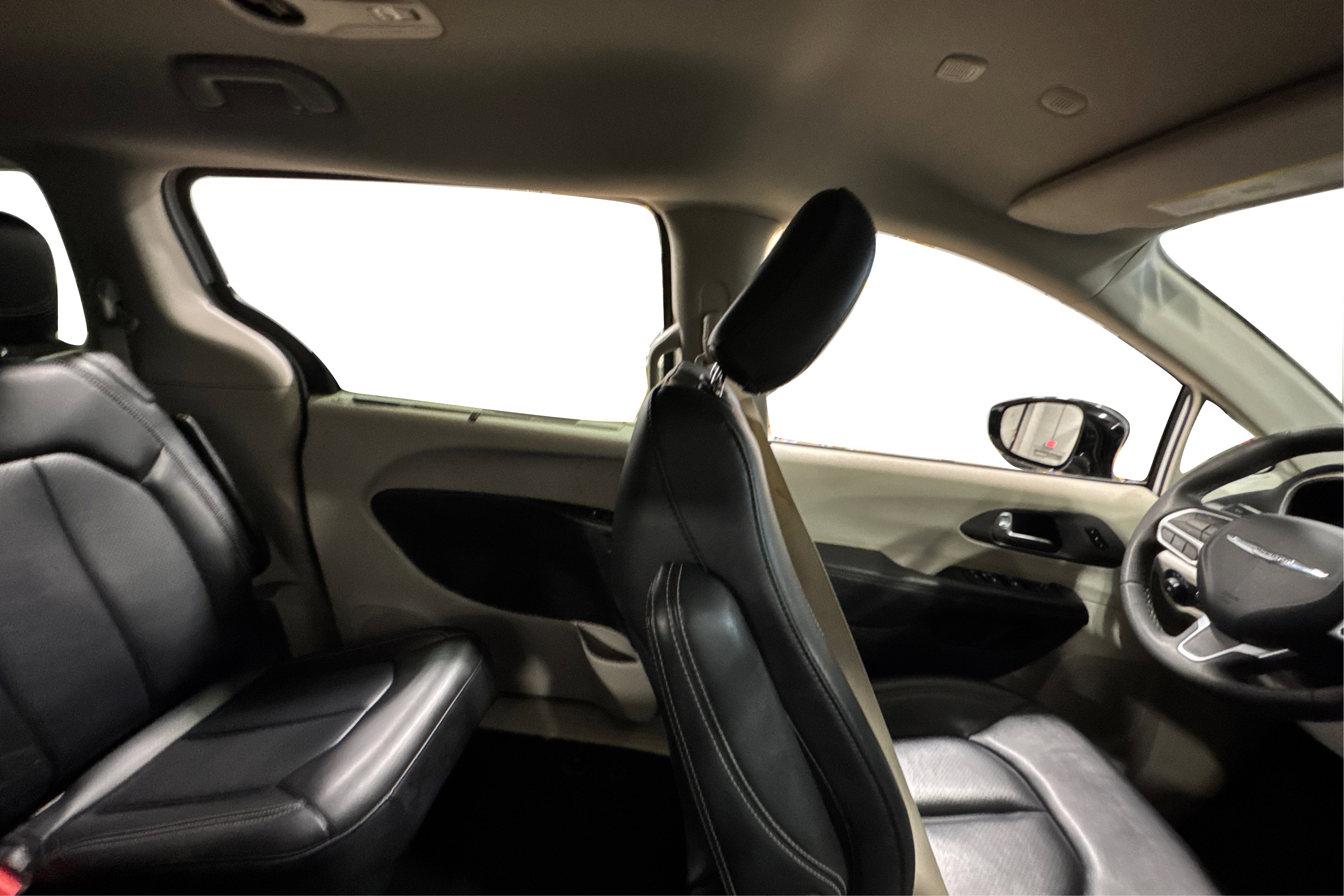 Used 2024 Chrysler Pacifica Touring-L FWD image 45