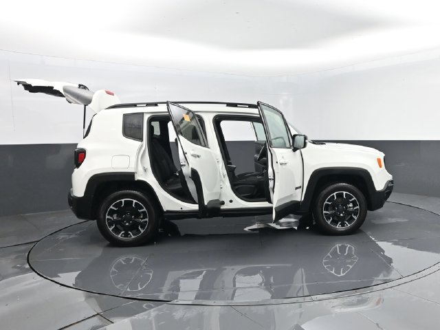 Used 2023 Jeep Renegade Latitude AWD/4WD image 28