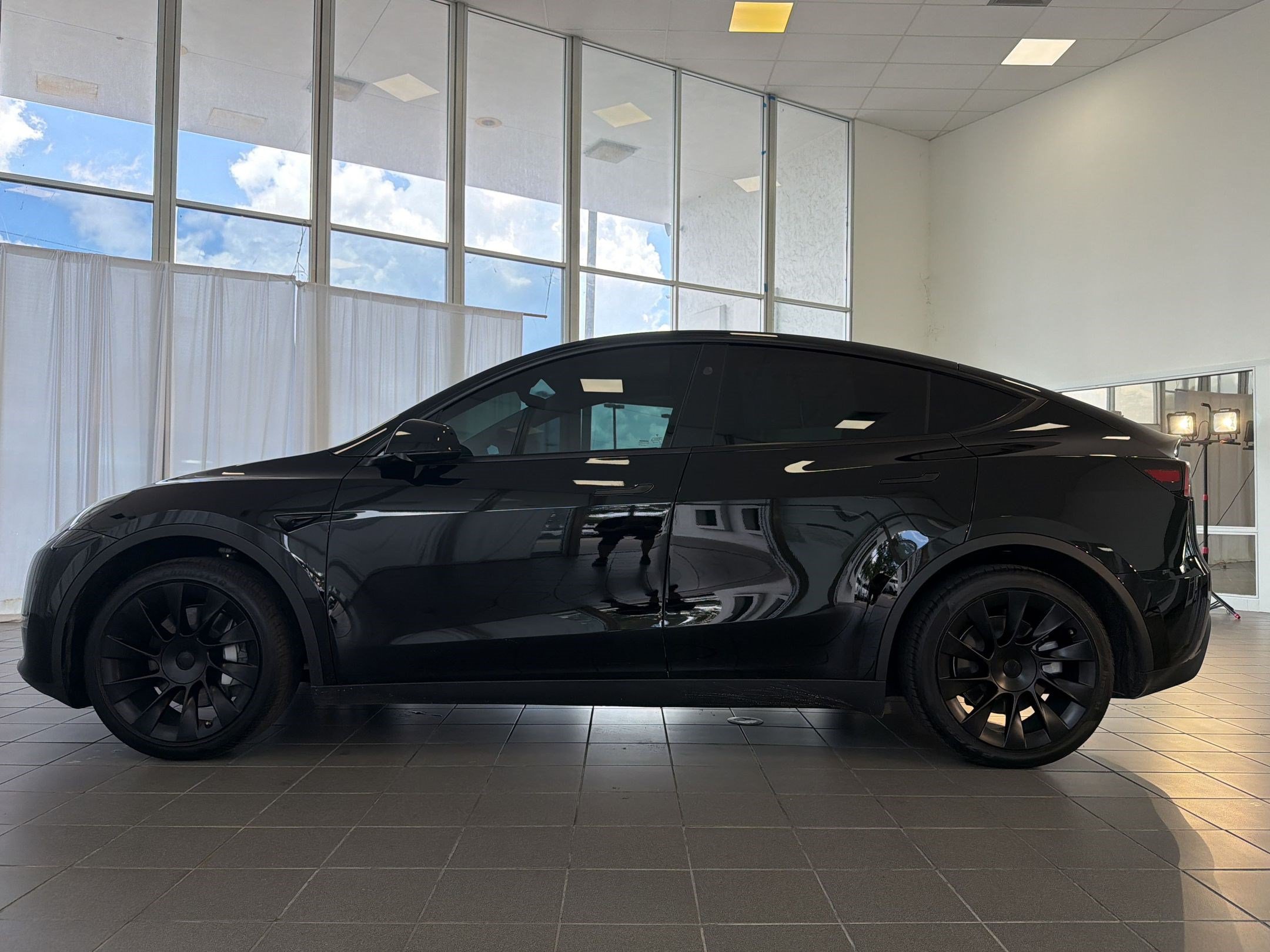 Used 2023 Tesla Model Y 2WD image 2
