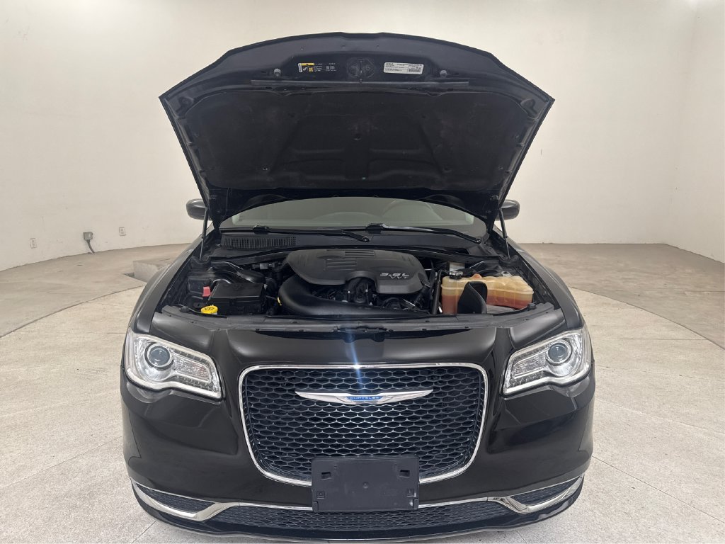 Used 2018 Chrysler 300 Touring RWD image 19