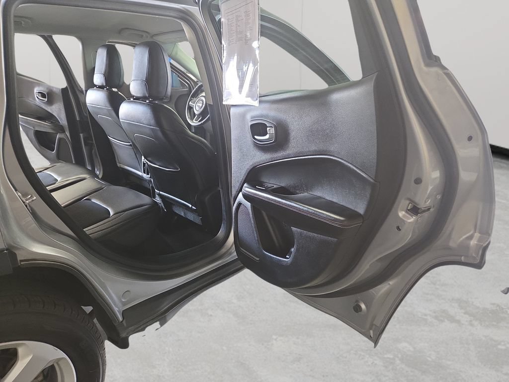 Used 2018 Jeep Compass Latitude w/ Cold Weather Group AWD/4WD image 39