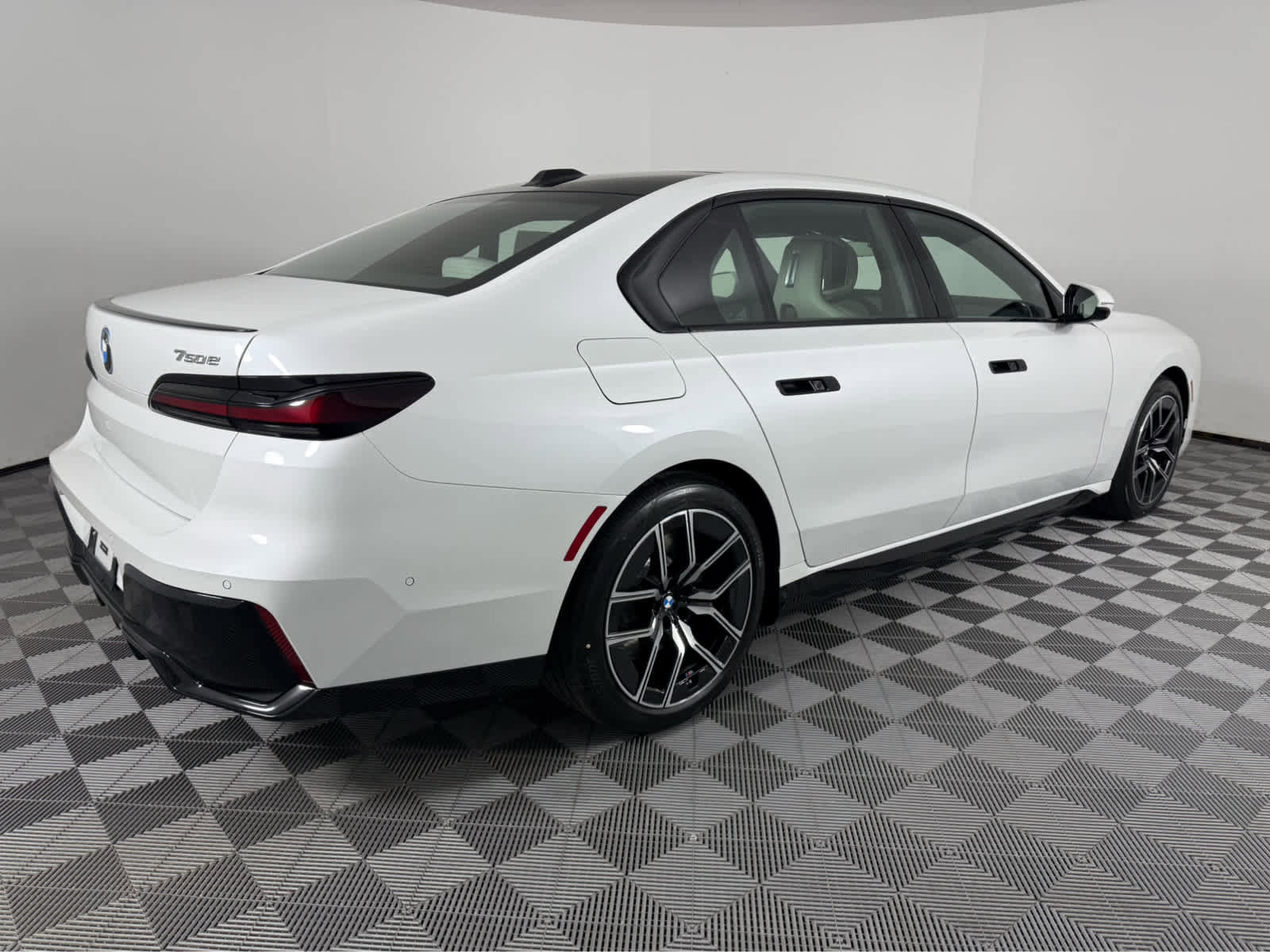 New 2026 BMW 750e xDrive w/ Executive Package image 4