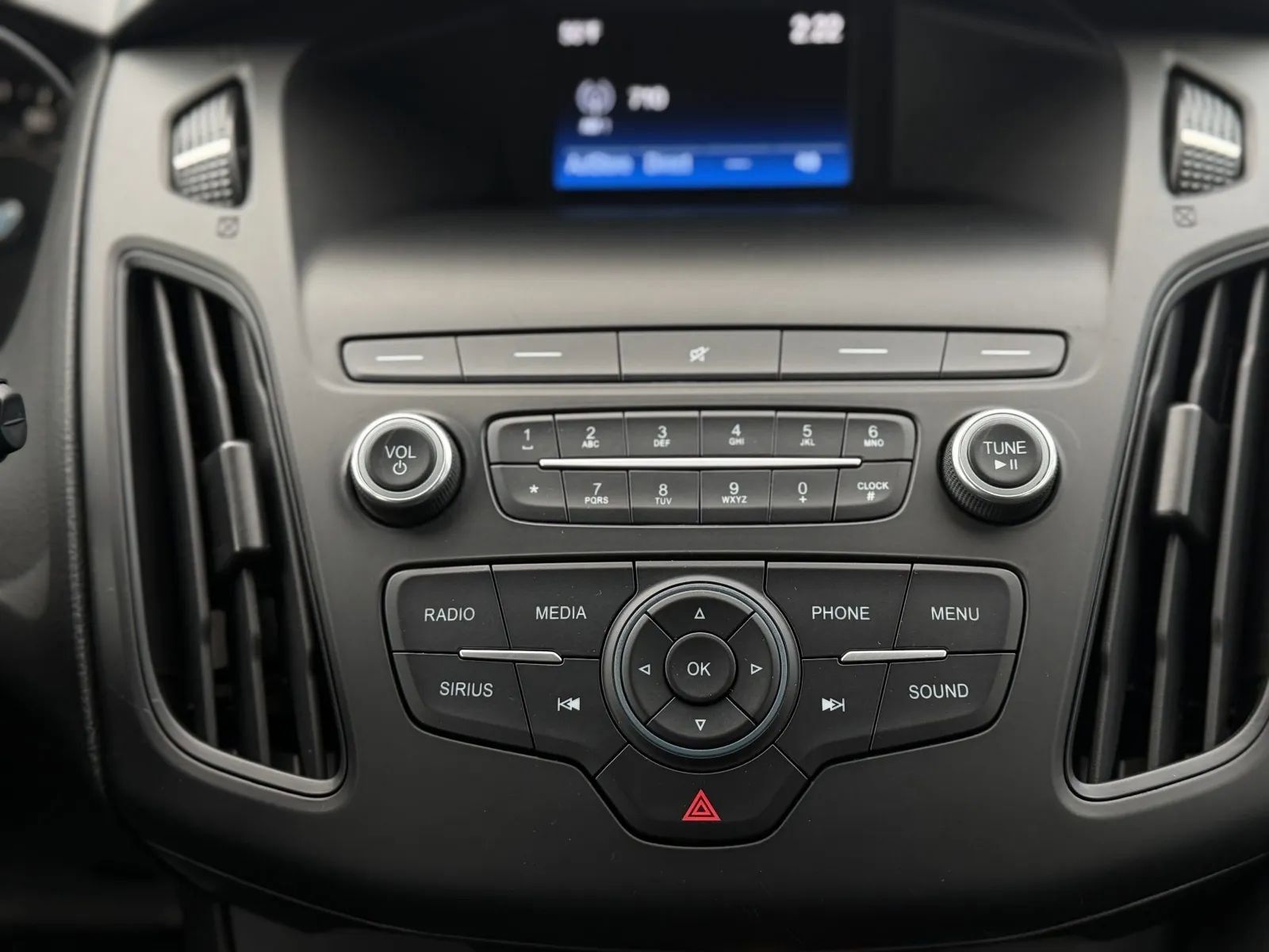 Used 2018 Ford Focus SE w/ Cold Weather Package FWD image 29