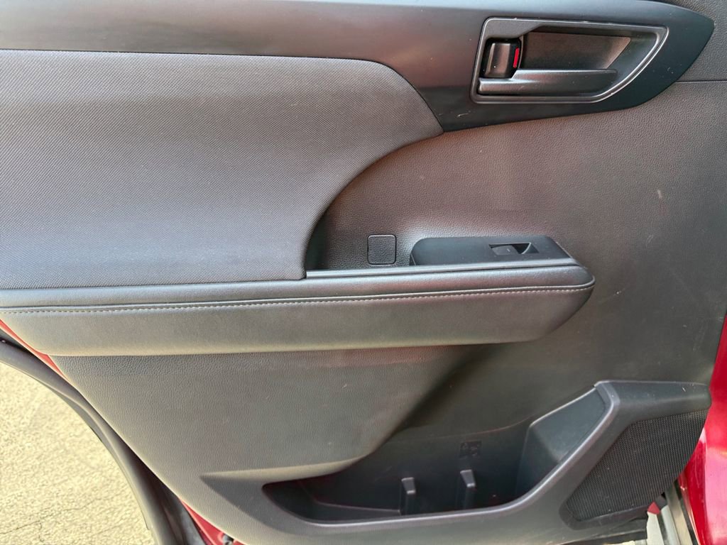 Used 2022 Toyota Highlander LE AWD/4WD image 30