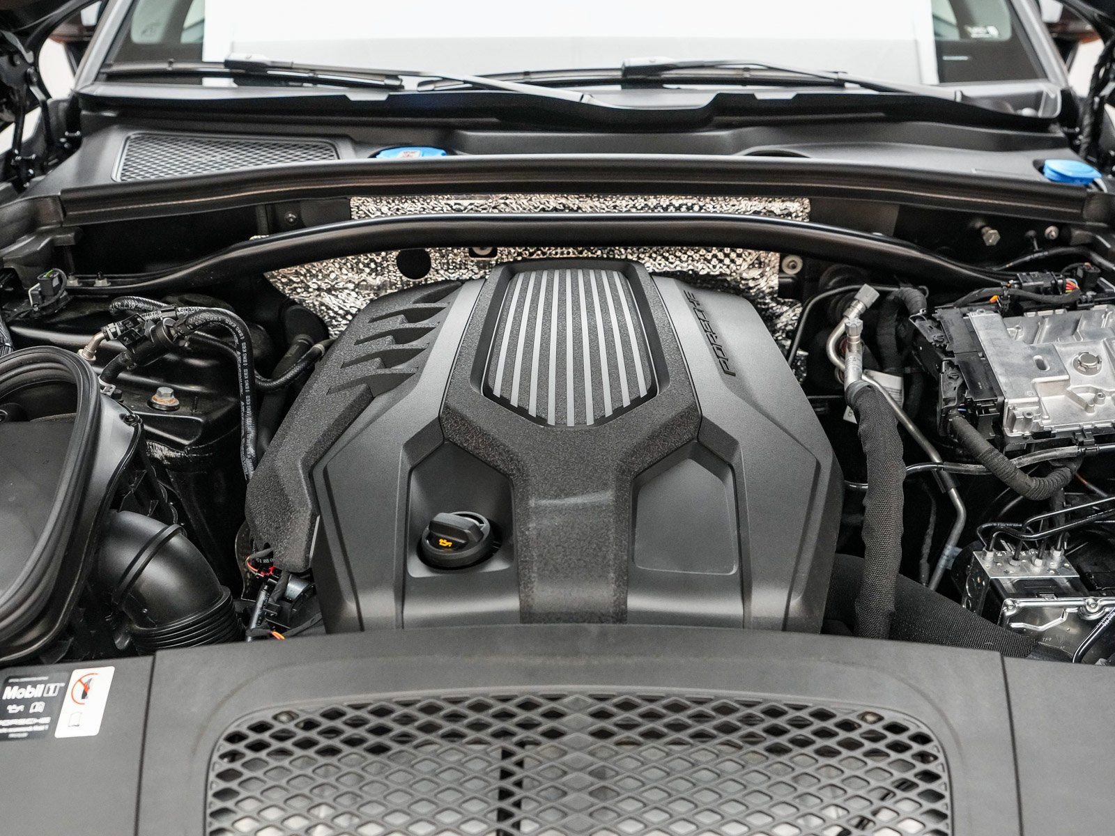 Certified 2025 Porsche Macan image 31