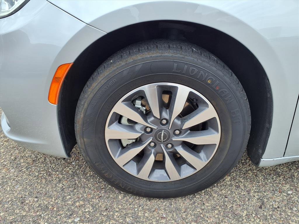 Used 2024 Chrysler Pacifica Select image 11