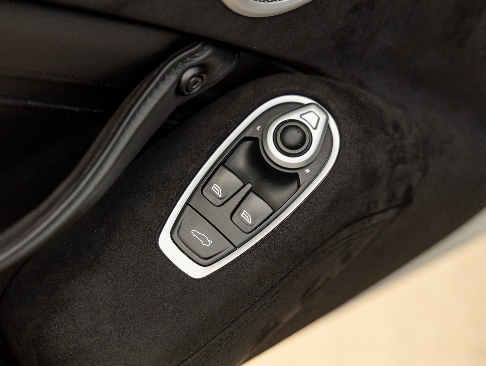 Used 2019 Aston Martin V8 Vantage Coupe image 18