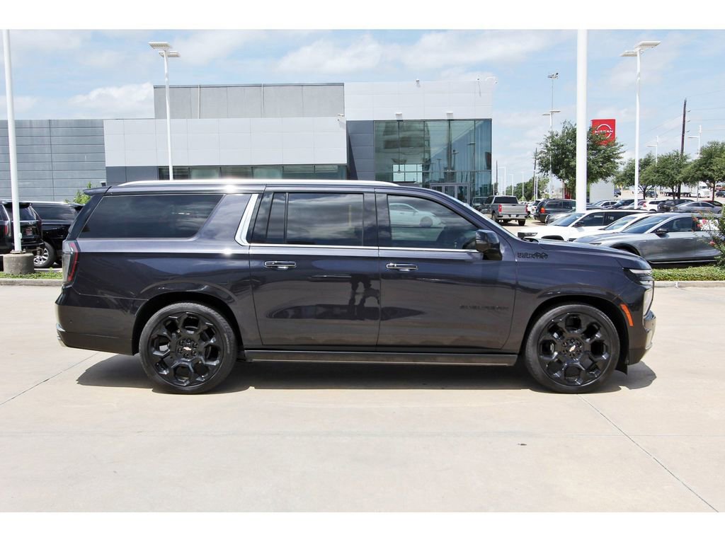 Used 2025 Chevrolet Suburban High Country AWD/4WD image 8