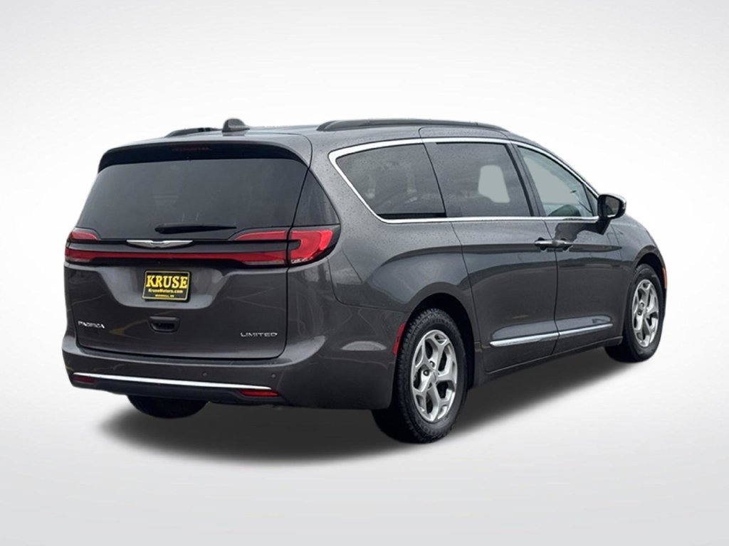 Used 2023 Chrysler Pacifica Limited FWD image 3