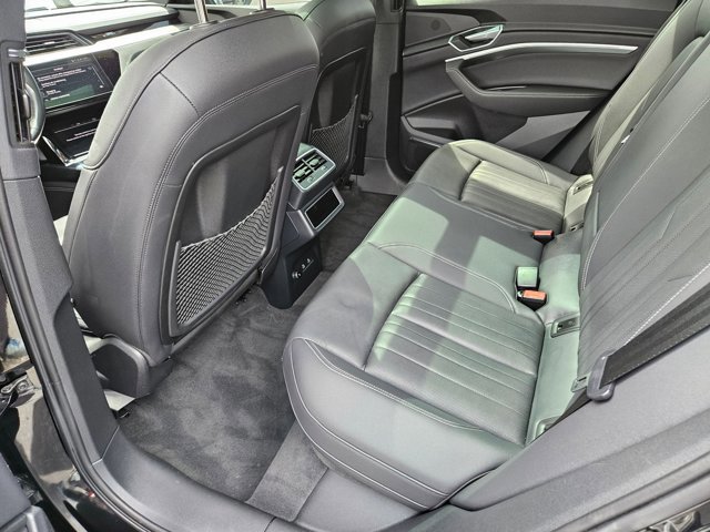 Used 2023 Audi e-tron Premium Plus w/ Premium Plus Package AWD/4WD image 18