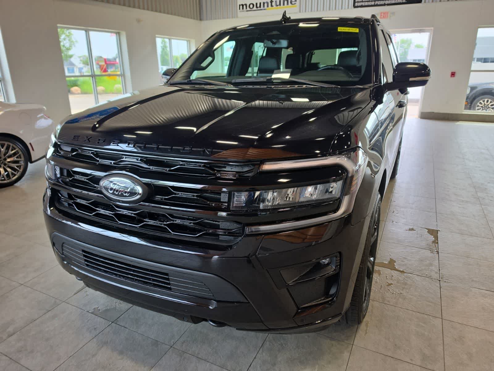 Used 2023 Ford Expedition Limited AWD/4WD image 2