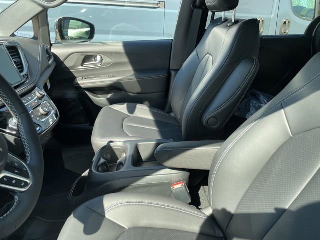 New 2026 Chrysler Pacifica Select image 16