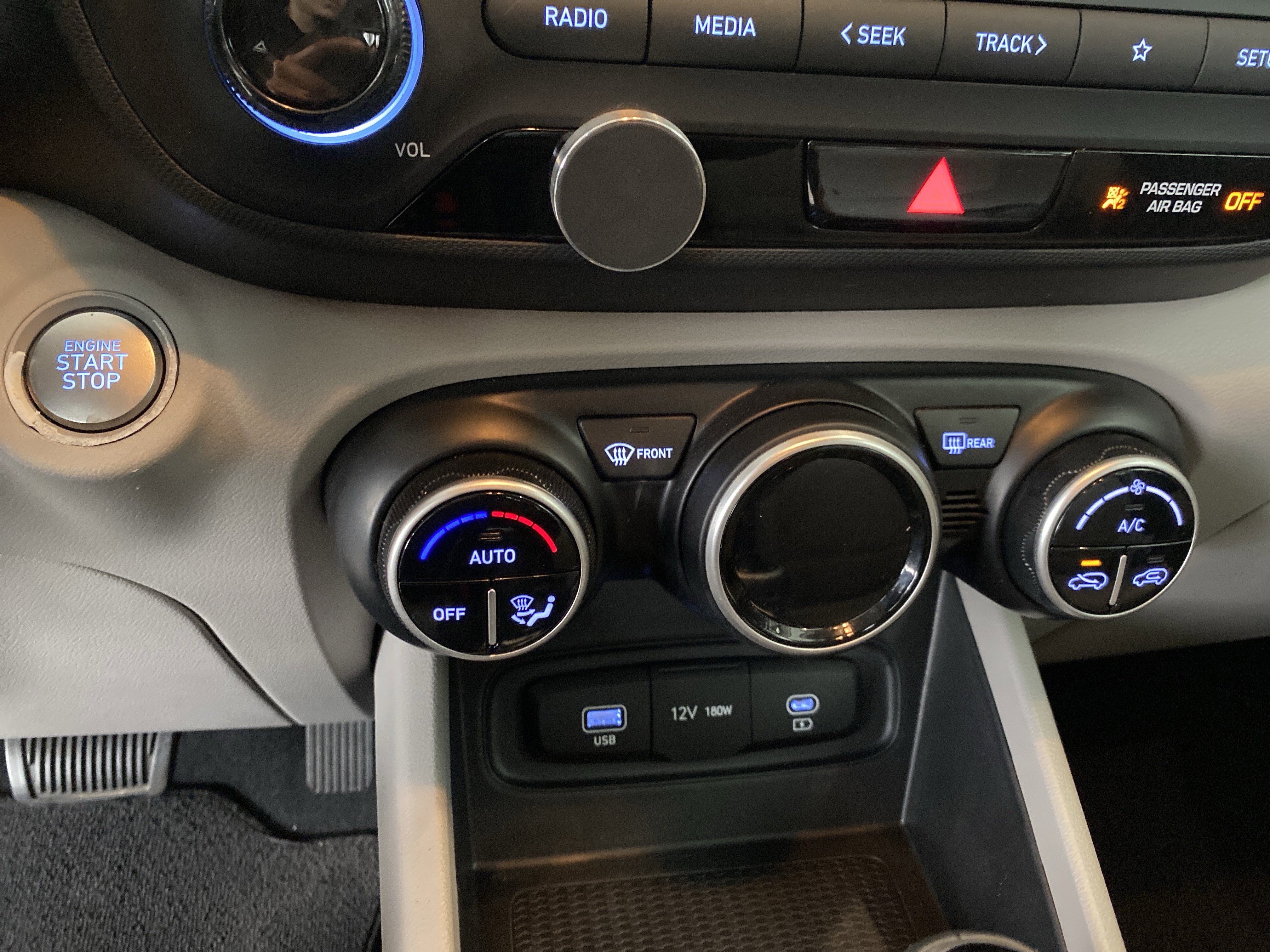 Used 2025 Hyundai Venue SEL image 14