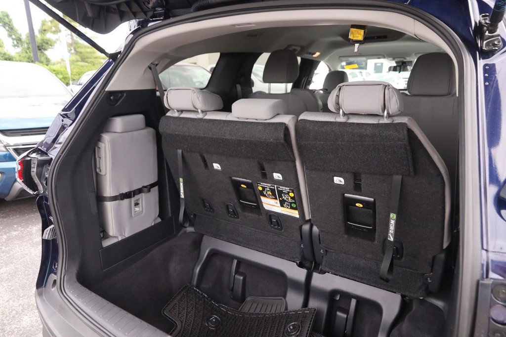 Used 2025 Toyota Sienna LE AWD/4WD image 8