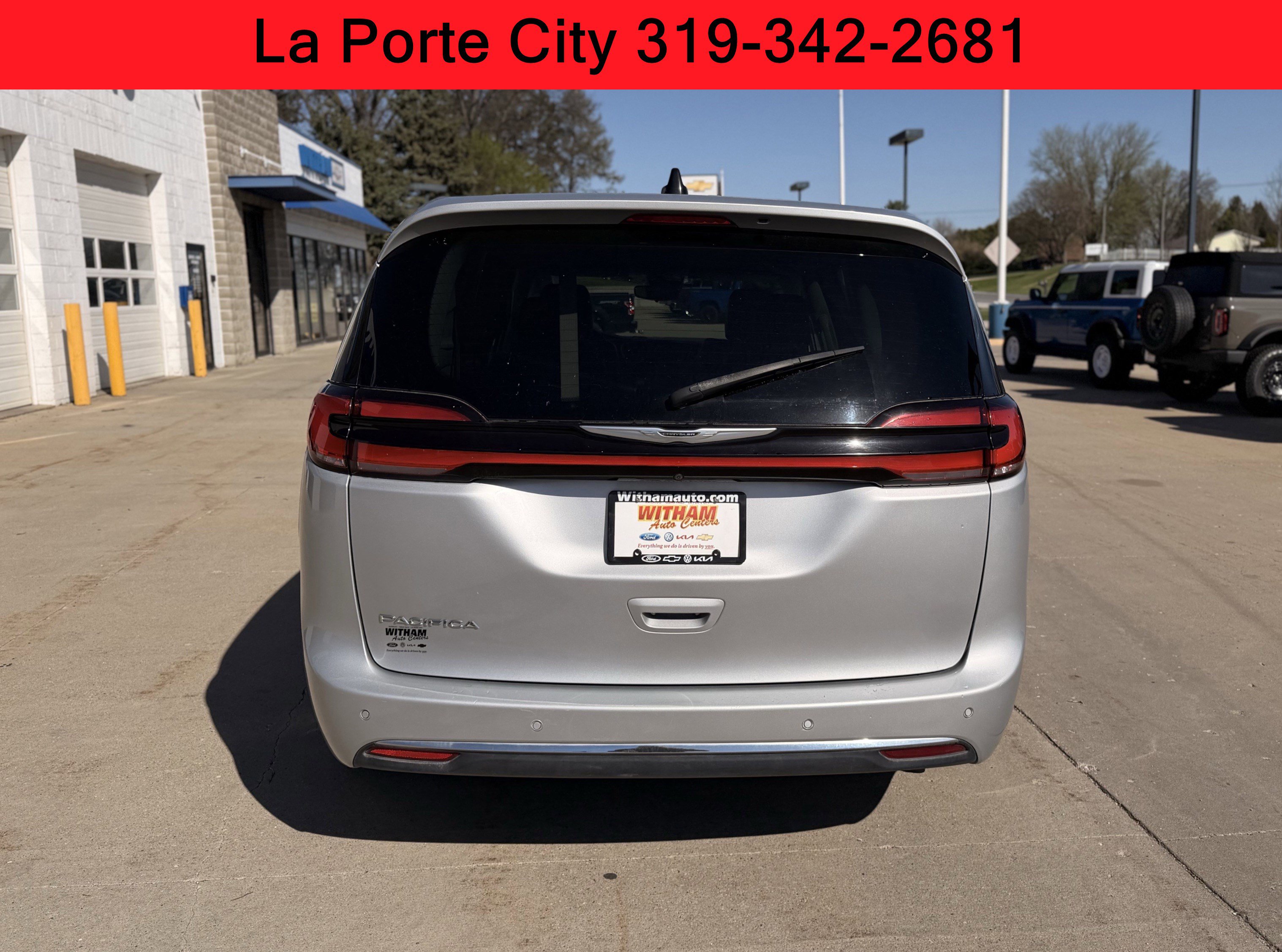 Used 2023 Chrysler Pacifica Touring-L FWD image 4