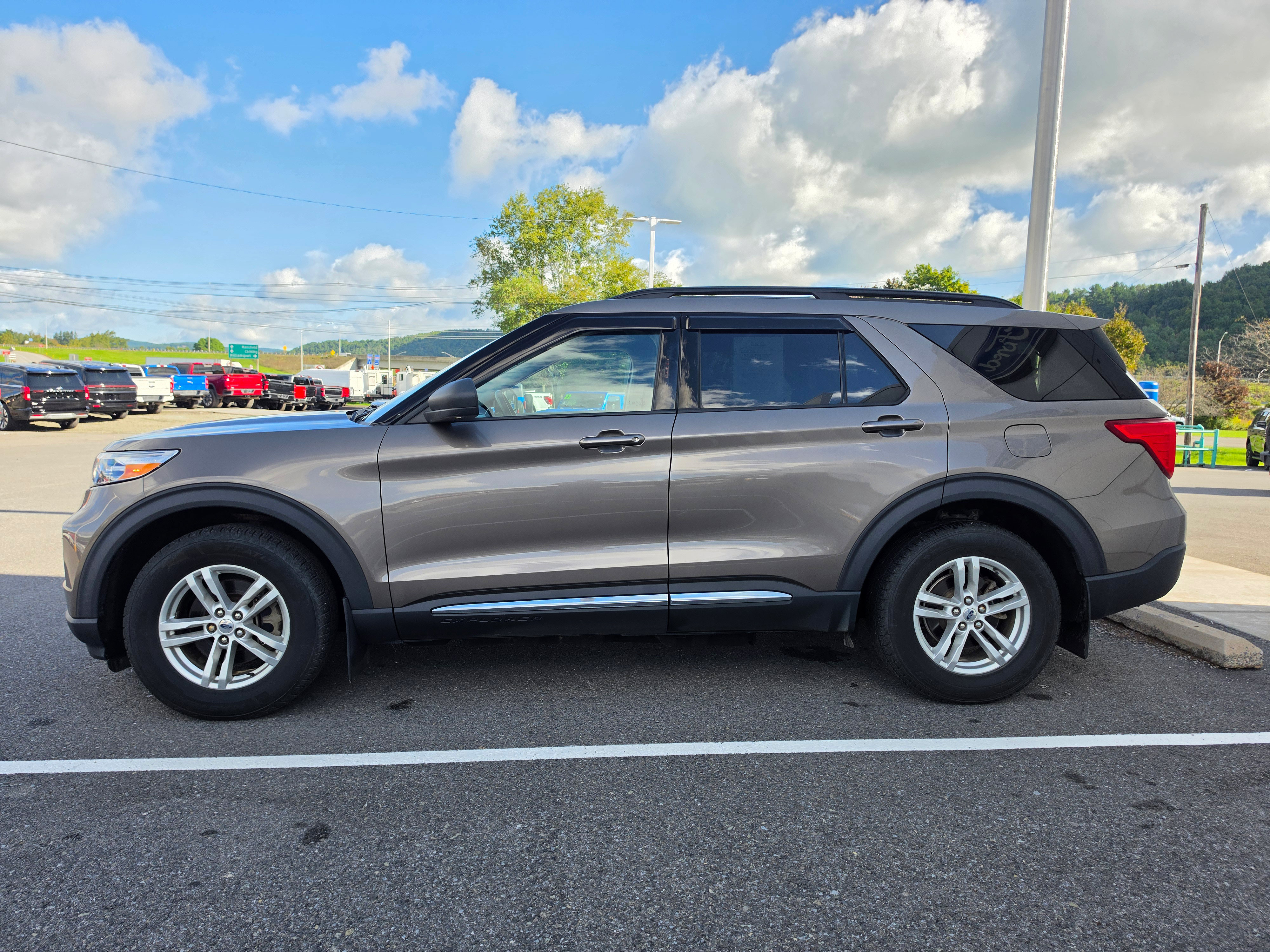 Used 2021 Ford Explorer XLT w/ Equipment Group 202A AWD/4WD image 7