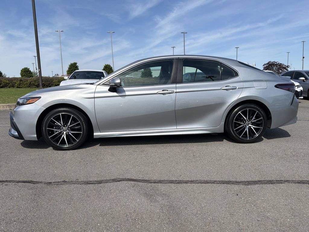 Used 2024 Toyota Camry SE image 2