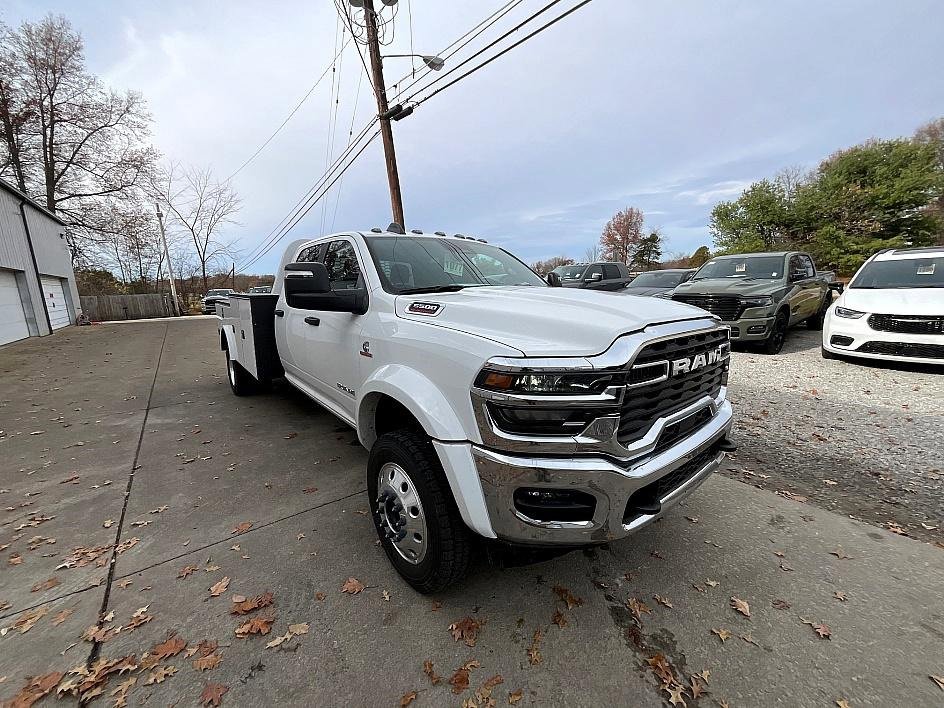 New 2026 RAM 5500 4x4 Crew Cab image 4