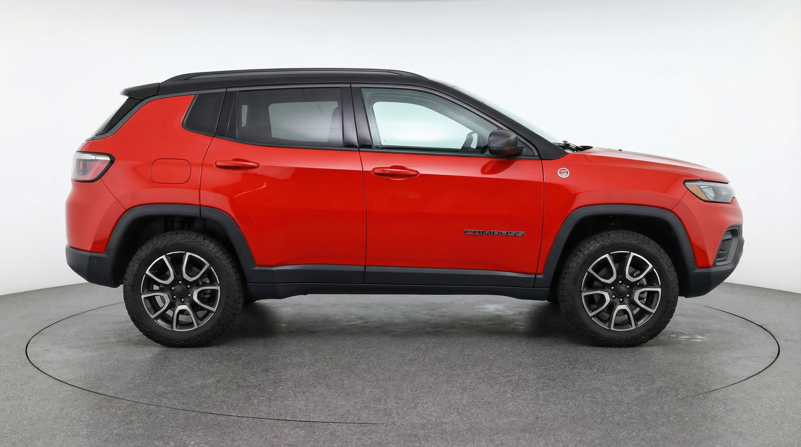 Used 2025 Jeep Compass Trailhawk AWD/4WD image 11