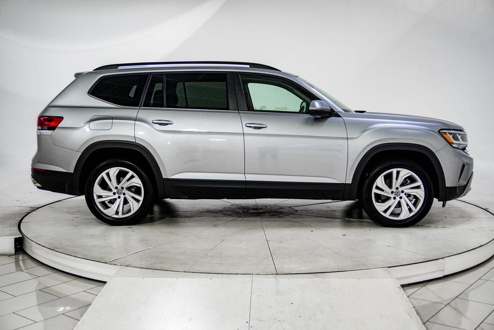 Used 2023 Volkswagen Atlas SE w/ Panoramic Sunroof Package AWD/4WD image 12