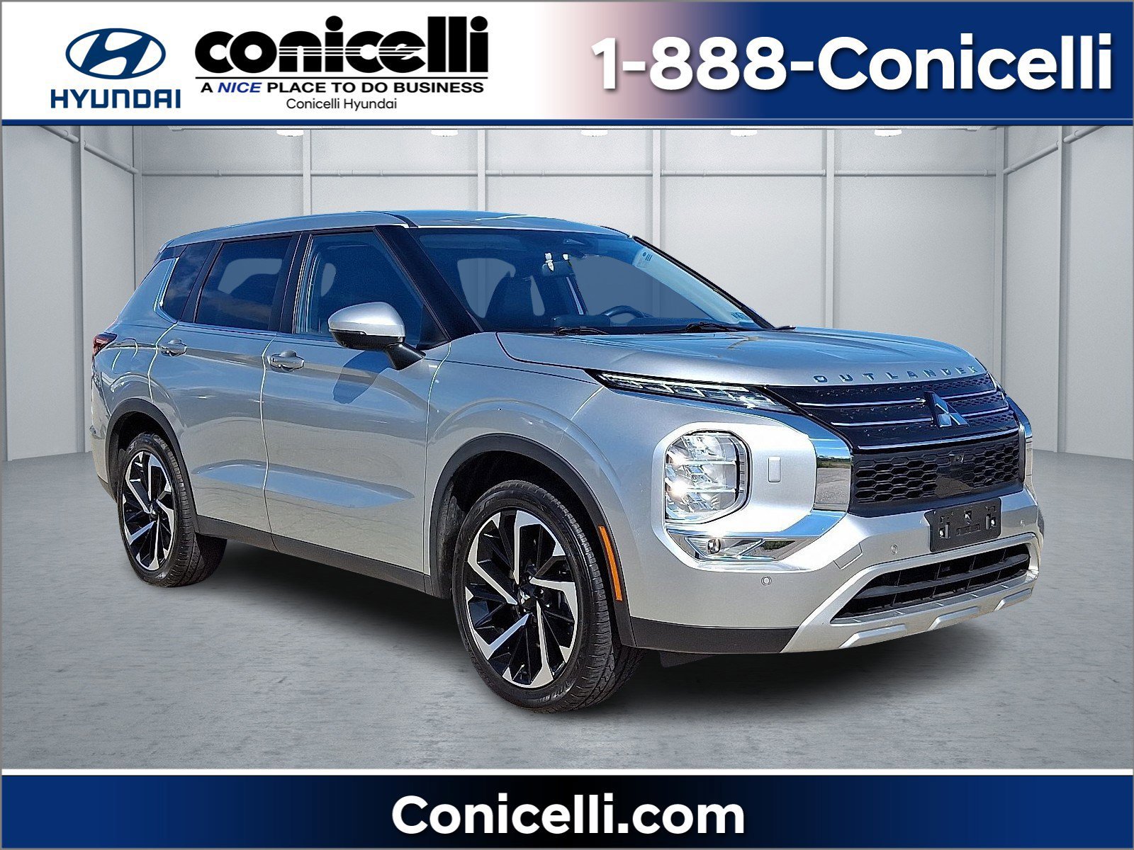 Used 2023 Mitsubishi Outlander SE image 1