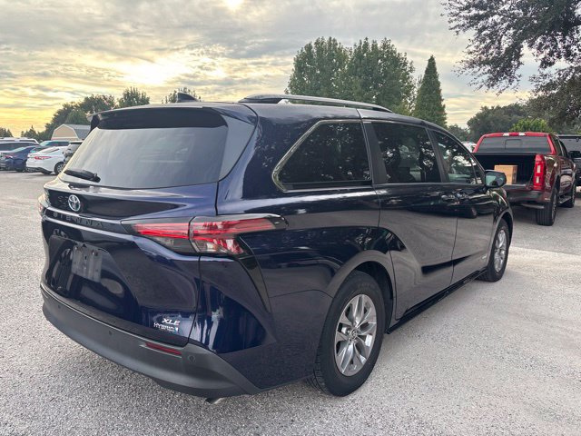Used 2021 Toyota Sienna XLE w/ XLE Plus Package FWD image 5