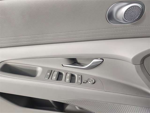 Certified 2025 Hyundai Elantra SE image 9