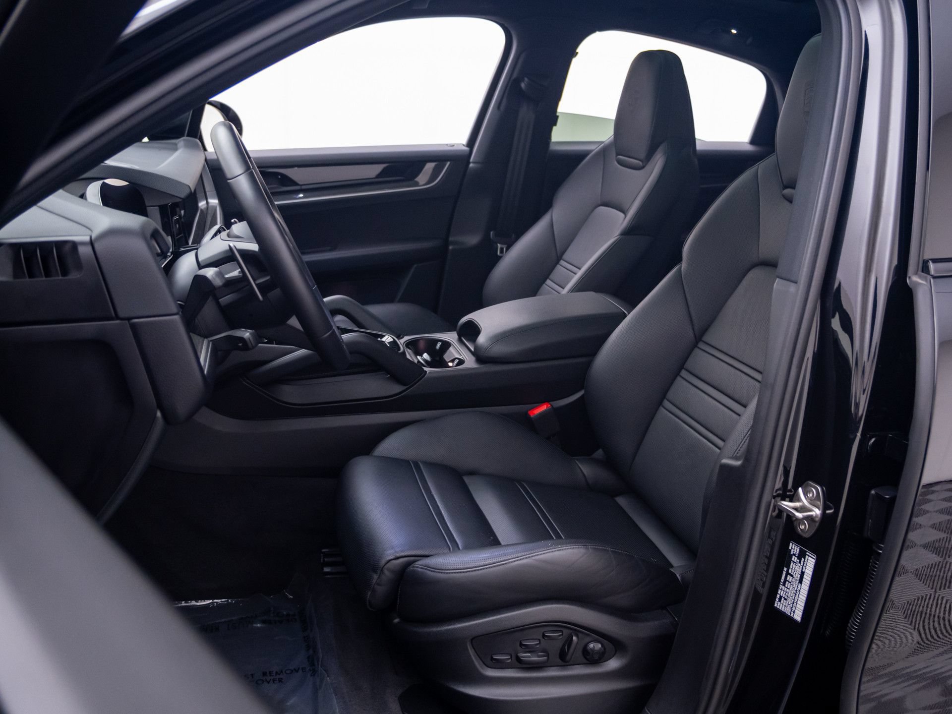 Certified 2025 Porsche Cayenne E-Hybrid Coupe AWD/4WD image 5