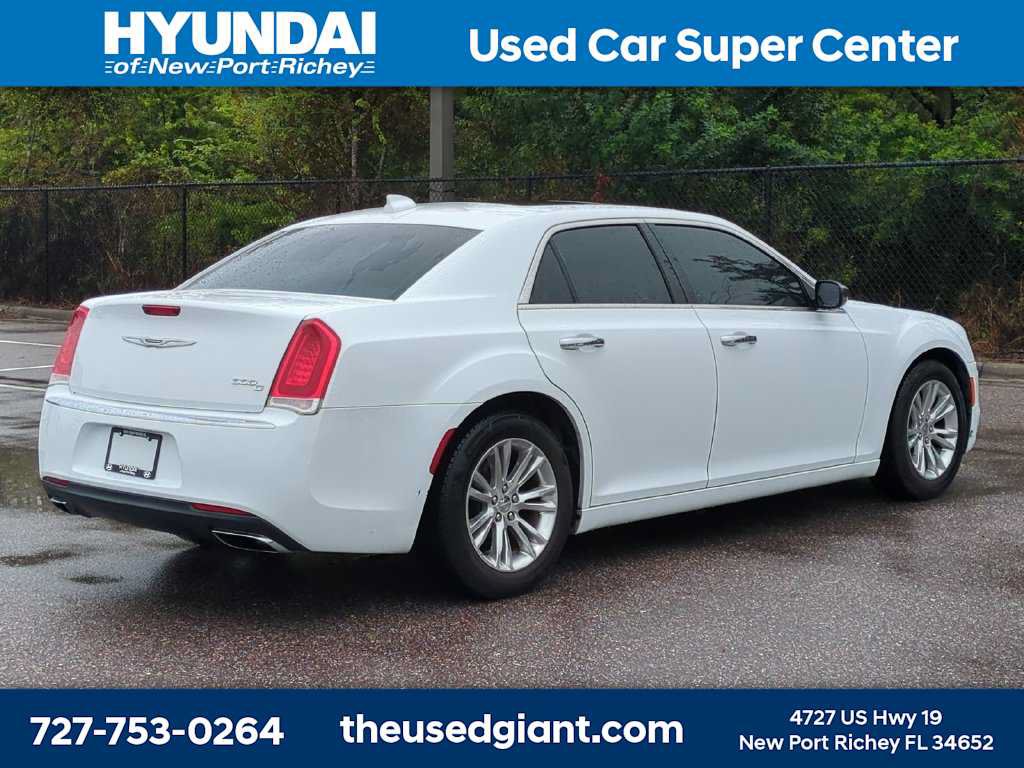 Used 2016 Chrysler 300 C RWD image 5