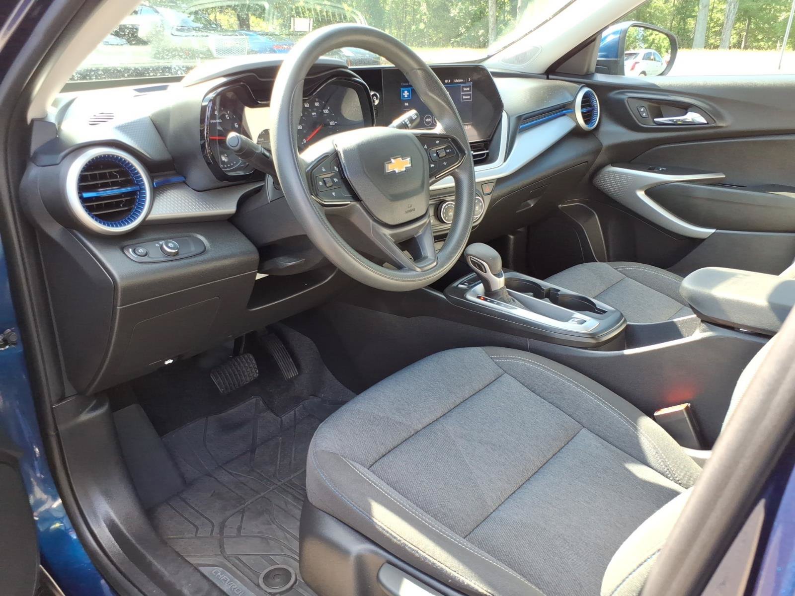 Used 2024 Chevrolet Trax LS w/ LS Convenience Package FWD image 12