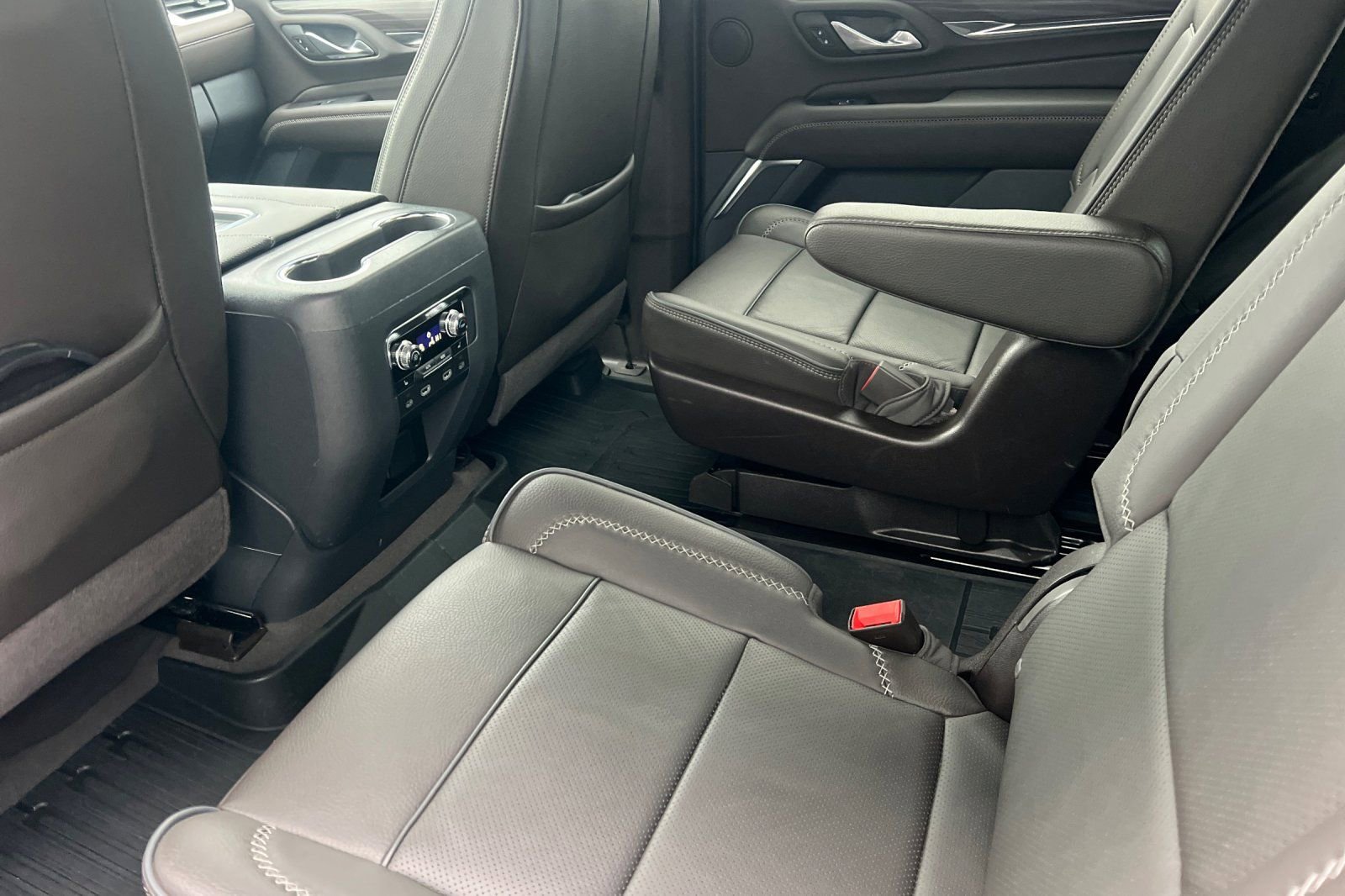 Used 2024 GMC Yukon Denali w/ Advanced Technology Package image 13