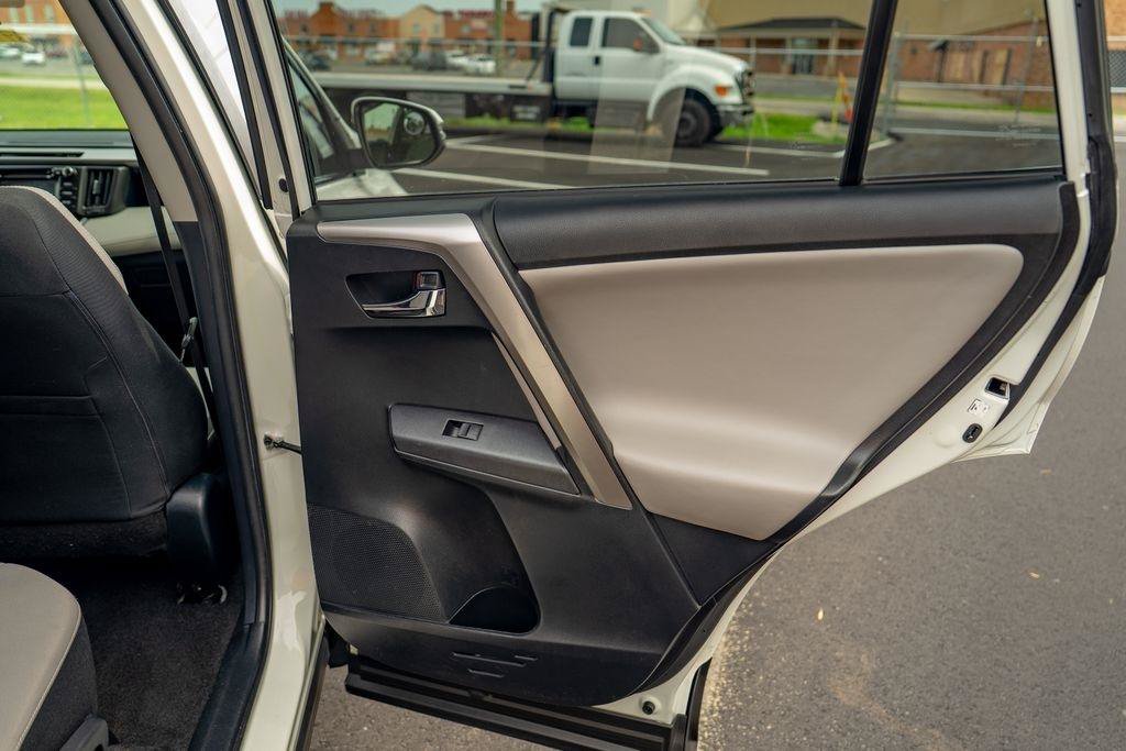 Used 2018 Toyota RAV4 XLE FWD image 21