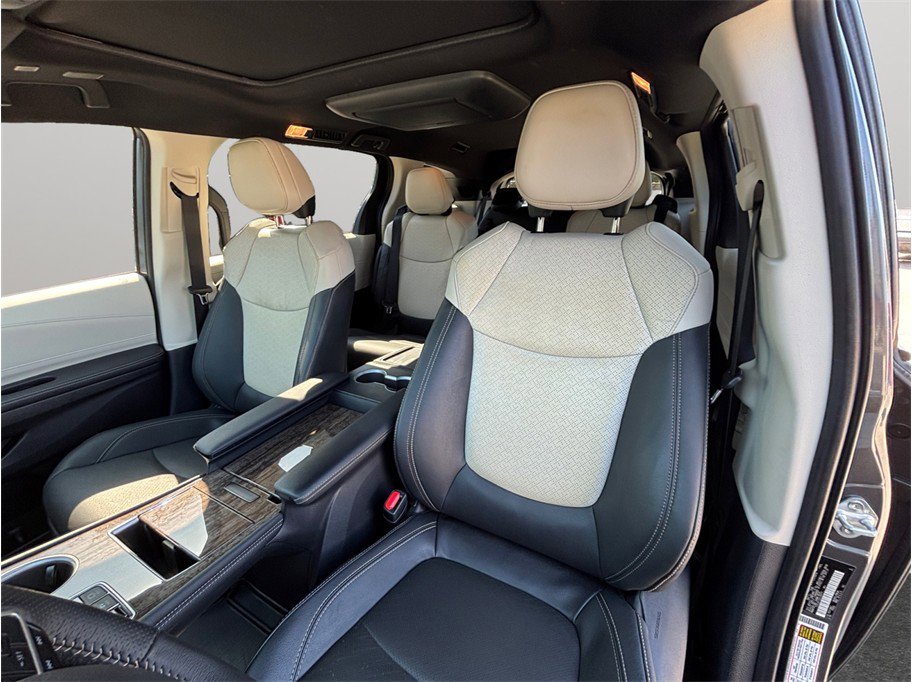 Used 2025 Toyota Sienna Platinum AWD/4WD image 21